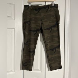 NWOT Camo Pull On Cropped Jeggings
